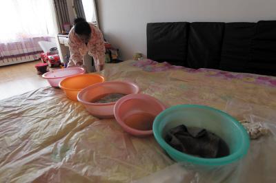 开鲁楼上漏水，住户失联，小区没物管，业主维权难！律师来支招……